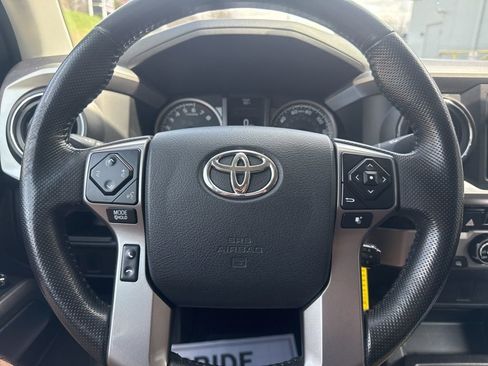 Used 2016 Toyota Tacoma SR5 w/ SR5 Appearance Package (SN) image 22