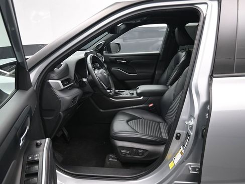 Certified 2023 Toyota Highlander XSE image 9