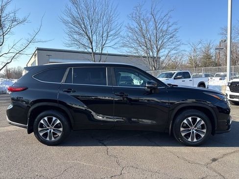 Used 2023 Toyota Highlander XLE image 14