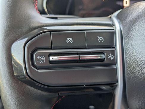 Used 2025 Chevrolet Colorado Z71 w/ Technology Package AWD/4WD image 17