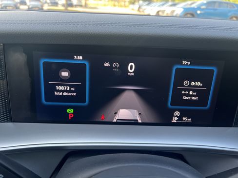 Used 2025 Volkswagen Tiguan SE w/ Panoramic Sunroof Package FWD image 18