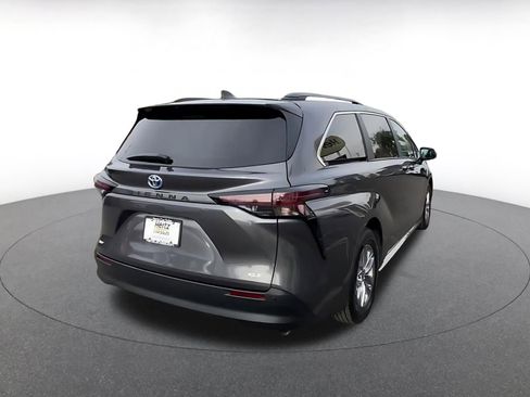 Used 2025 Toyota Sienna XLE image 14