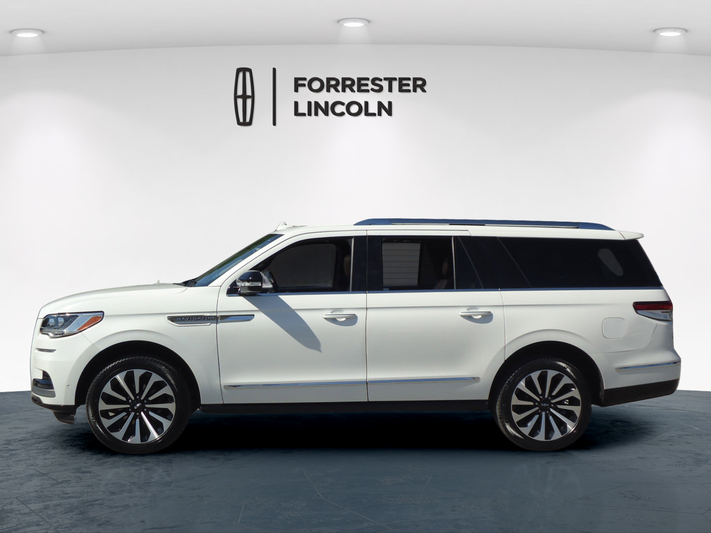 Certified 2024 Lincoln Navigator L Reserve AWD/4WD image 6