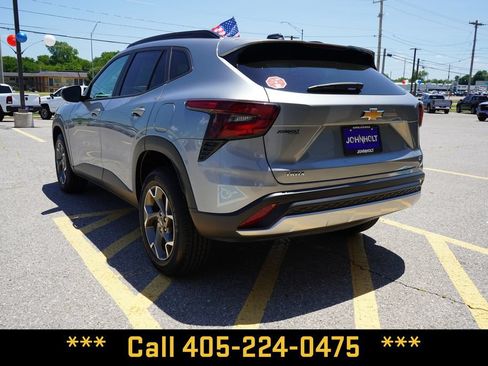 Used 2025 Chevrolet Trax LT FWD image 11