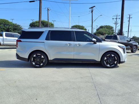 Used 2025 Kia Carnival EX FWD image 4