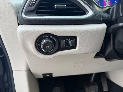 Used 2022 Chrysler Pacifica Touring-L image 17