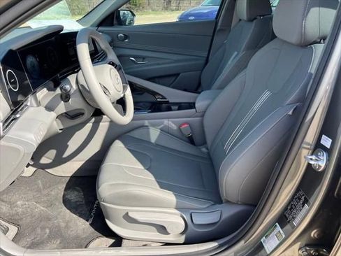 Used 2025 Hyundai Elantra SEL image 21