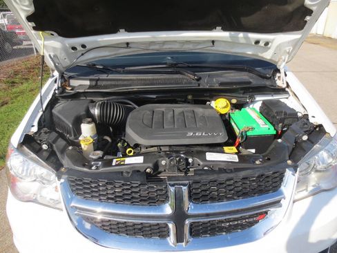 Used 2016 Dodge Grand Caravan SE w/ Quick Order Package 29E SE FWD image 4