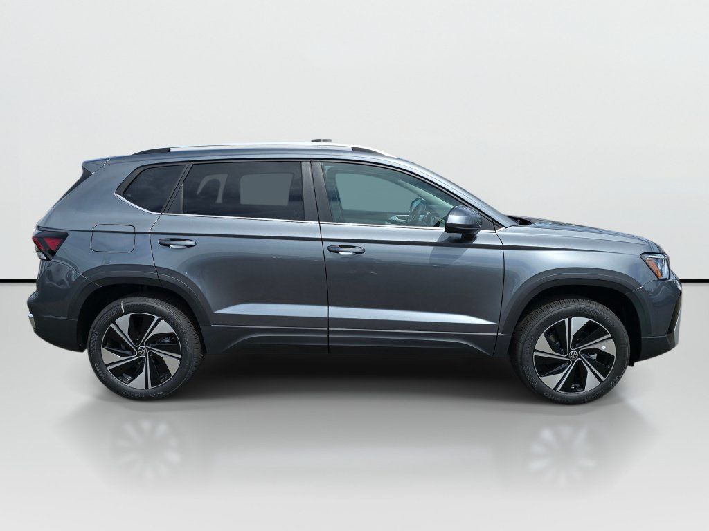 New 2026 Volkswagen Taos SE AWD/4WD image 2