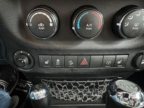 Used 2016 Jeep Wrangler Unlimited Sahara w/ Dual Top Group AWD/4WD image 14