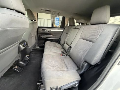 Used 2018 Toyota Highlander LE FWD image 16