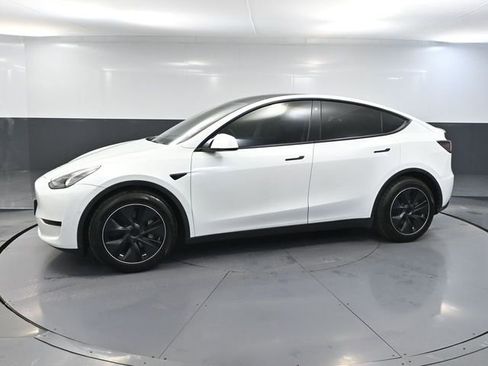 Used 2022 Tesla Model Y Long Range image 9