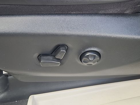 Used 2022 Chrysler Pacifica Limited AWD/4WD image 16