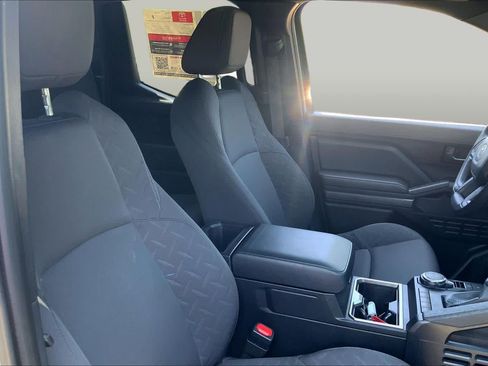 Used 2025 Toyota Tacoma SR5 AWD/4WD image 9
