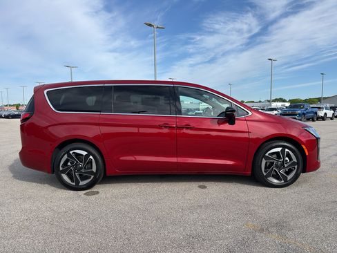 New 2027 Chrysler Pacifica Limited w/ Trailer Tow Group FWD image 4