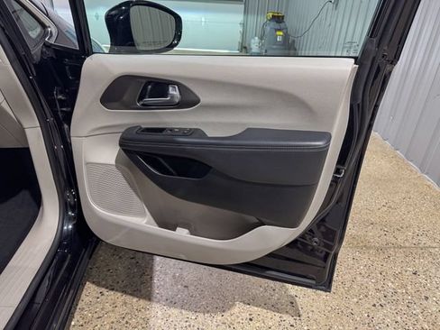 Used 2024 Chrysler Pacifica Touring-L FWD image 23