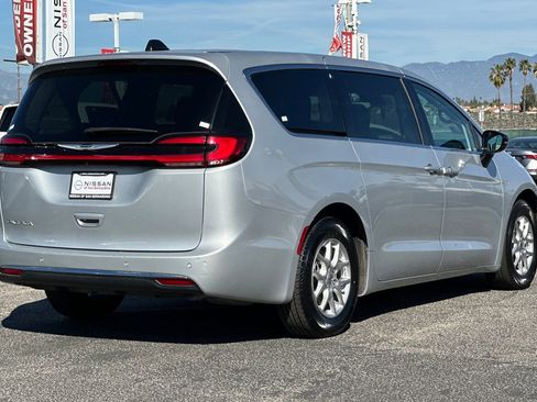 Used 2024 Chrysler Pacifica Touring-L image 3