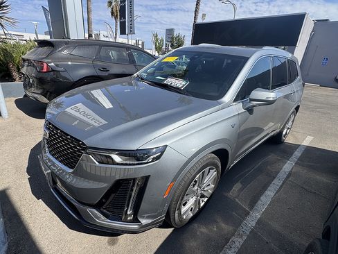 Used 2023 Cadillac XT6 Premium Luxury FWD image 2