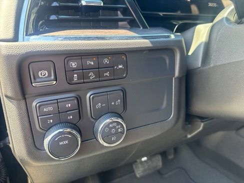 Used 2025 Chevrolet Suburban Z71 AWD/4WD image 19