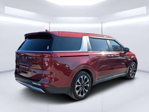 Used 2022 Kia Carnival EX image 4