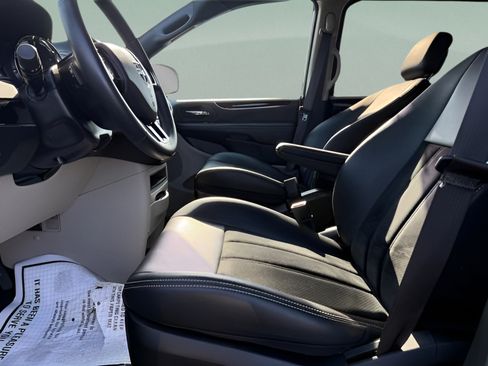 Used 2018 Dodge Grand Caravan SXT FWD image 18