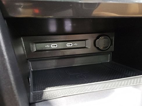 Used 2023 Volkswagen Tiguan SE R-Line image 20