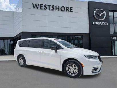 Used 2025 Chrysler Pacifica Select
