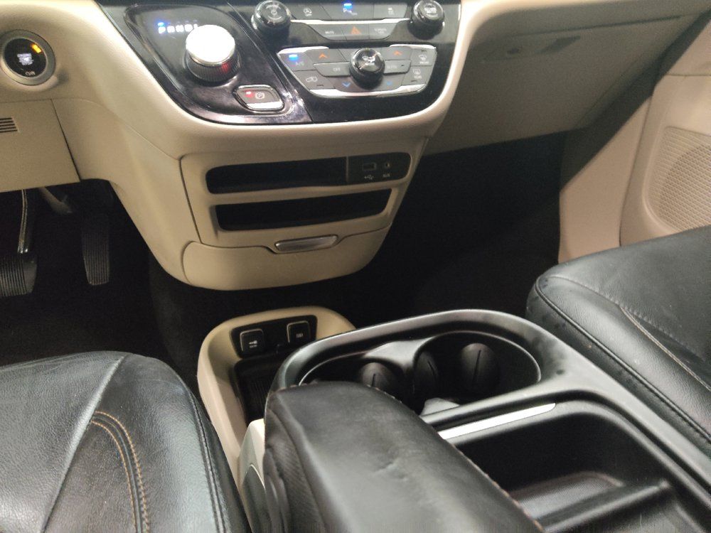 Used 2020 Chrysler Pacifica Touring-L FWD image 26