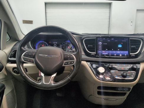 Used 2021 Chrysler Pacifica Touring-L FWD image 22