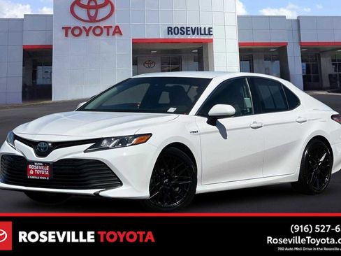 Used 2018 Toyota Camry LE FWD image 1