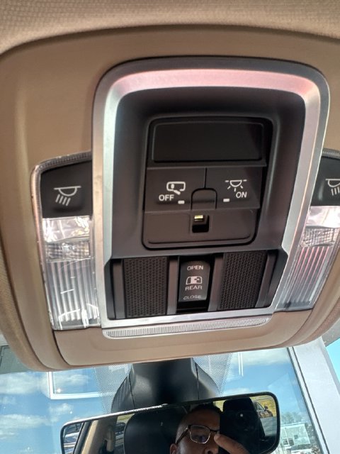 Used 2020 RAM 1500 Laramie w/ Off Road Group AWD/4WD image 18