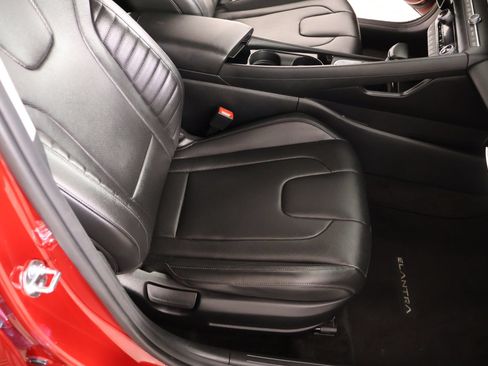 Certified 2025 Hyundai Elantra Limited FWD image 14