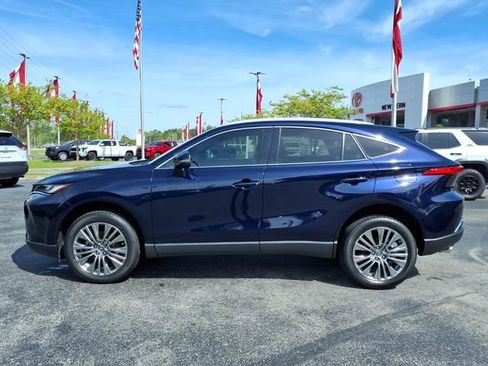 Used 2024 Toyota Venza XLE image 3