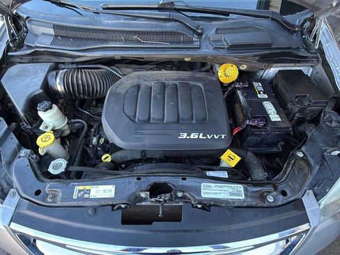 Used 2016 Chrysler Town & Country Touring image 21