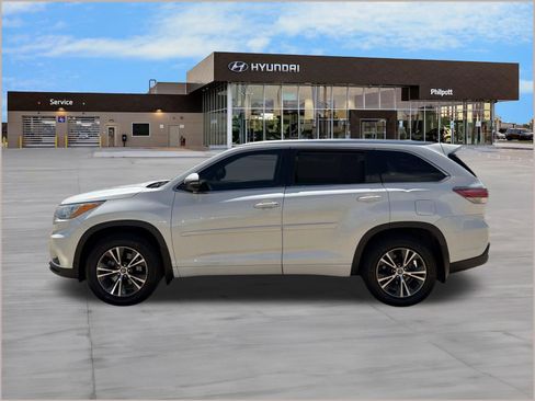 Used 2016 Toyota Highlander XLE FWD image 2