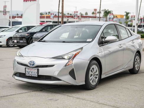Used 2016 Toyota Prius Two w/ Preferred Accessory Package FWD image 3