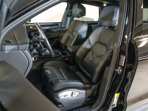 Certified 2026 Porsche Macan AWD/4WD image 5