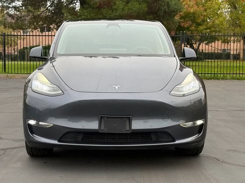 Used 2022 Tesla Model Y Long Range image 2