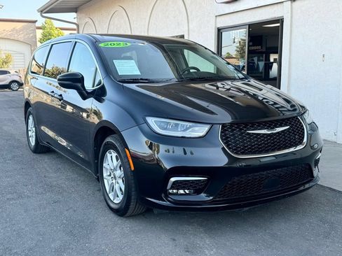 Used 2023 Chrysler Pacifica Touring-L FWD image 1