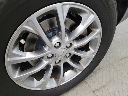 Used 2019 Jeep Cherokee Latitude Plus w/ Comfort/Convenience Group image 31