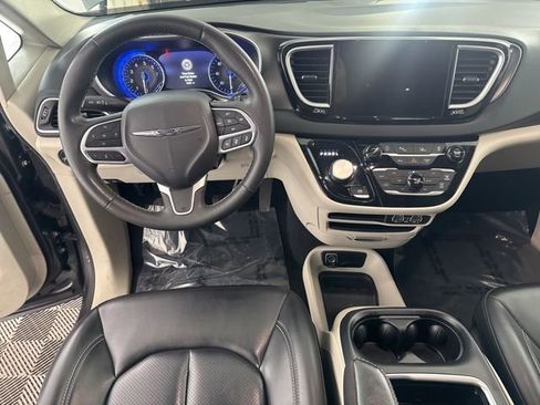 Used 2023 Chrysler Pacifica Touring-L image 32