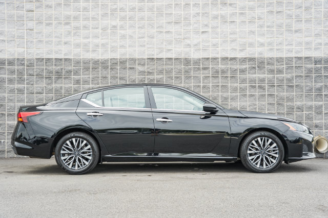 Used 2025 Nissan Altima 2.5 SV FWD image 4