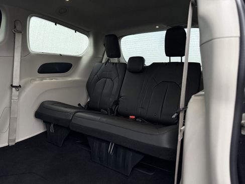 Used 2017 Chrysler Pacifica Touring-L w/ Tire & Wheel Group image 12