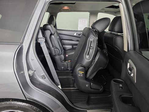 Used 2018 Nissan Pathfinder Platinum AWD/4WD image 18