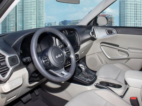 Used 2023 Kia Soul LX image 14