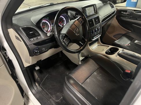 Used 2019 Dodge Grand Caravan SXT image 3