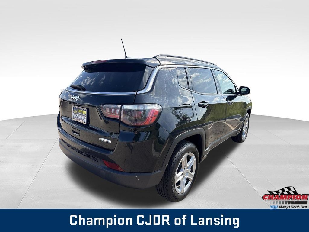 Used 2024 Jeep Compass Latitude AWD/4WD image 8