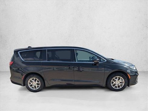Used 2023 Chrysler Pacifica Touring-L FWD image 4