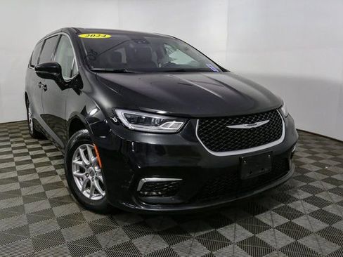 Used 2024 Chrysler Pacifica Touring-L image 3