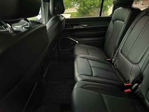 Used 2022 Jeep Wagoneer Series II AWD/4WD image 6